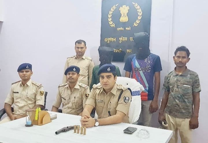 पिस्तौल व जिंदा कारतूस के साथ दो बदमाश गिरफ्तार