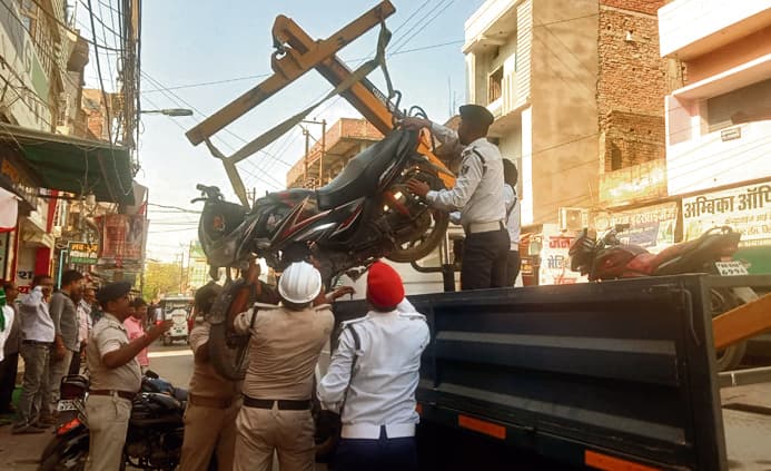 नो पार्किंग जोन में खड़ी 20 से अधिक बाइकें क्रेन से उठायी गयीं