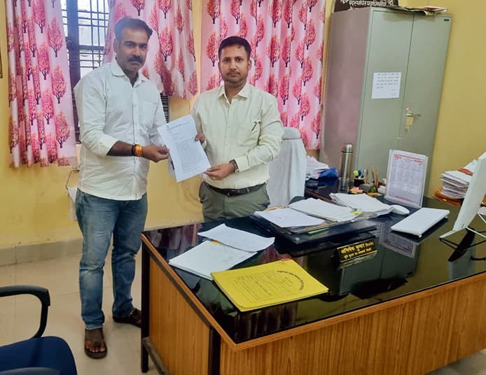 पकड़िया मुखिया ने लौटाये सामुदायिक भवन के रुपये