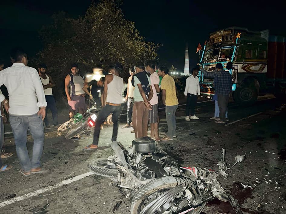 खून से लथपथ छह युवकों को सड़क पर पड़े देख उग्र हुए लोग, जाम की सड़क