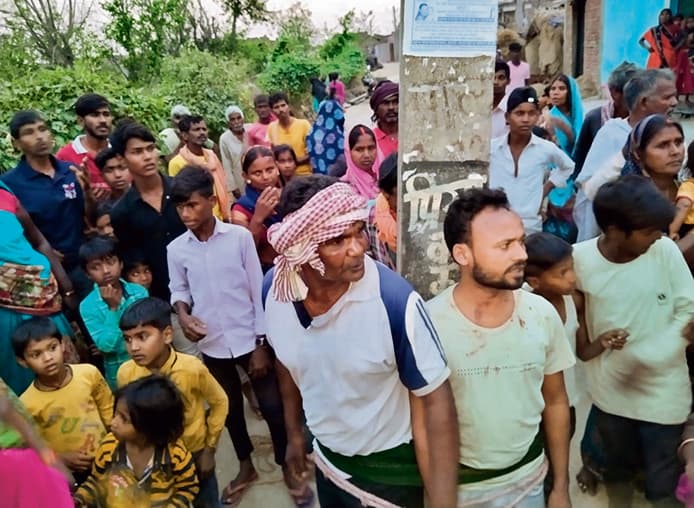 बच्चा चोरी के आरोप में दो लोगों को पोल में बांधकर पीटा