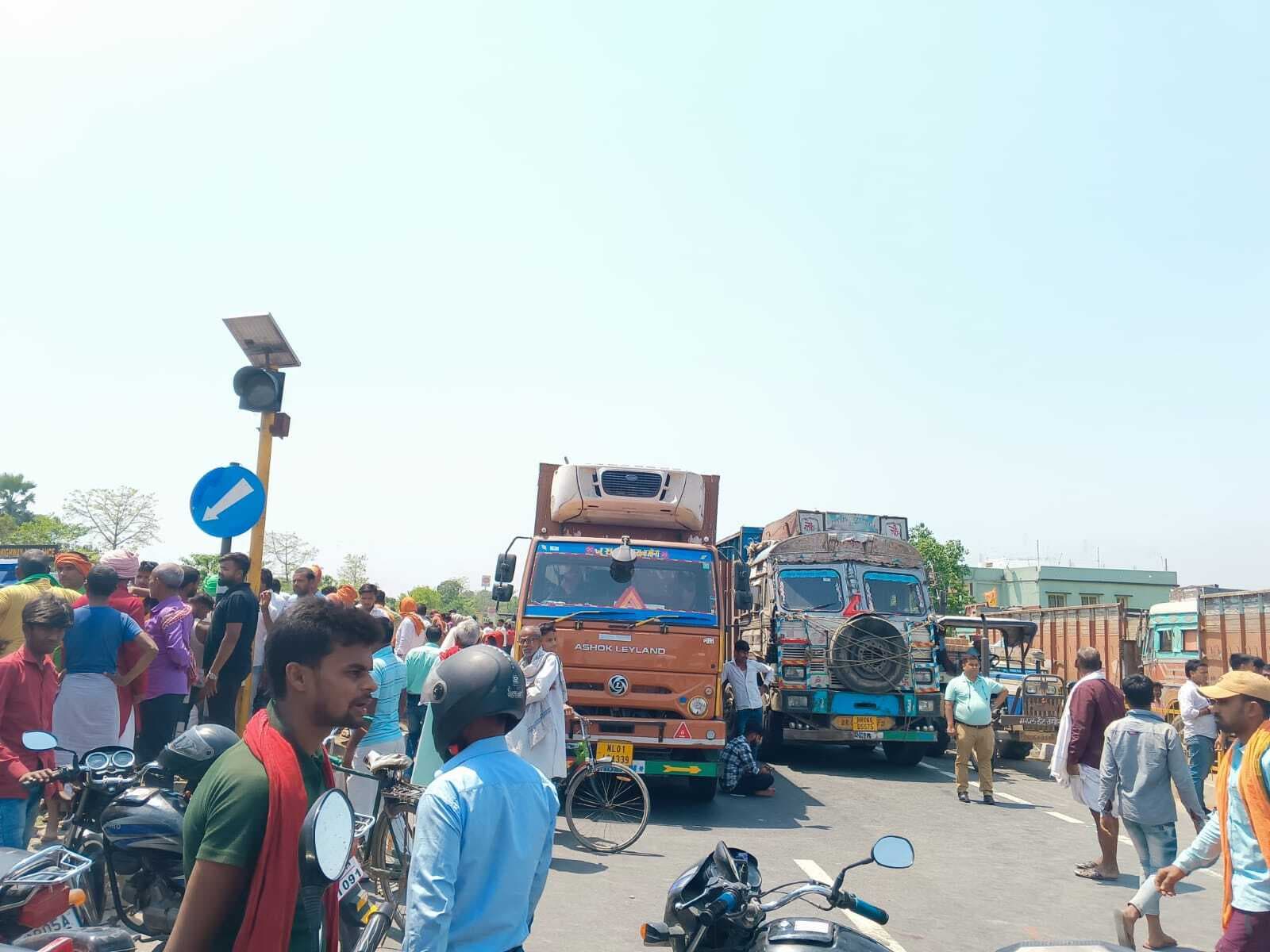 ट्रक से कुचल कर युवक की मौत, एक घायल