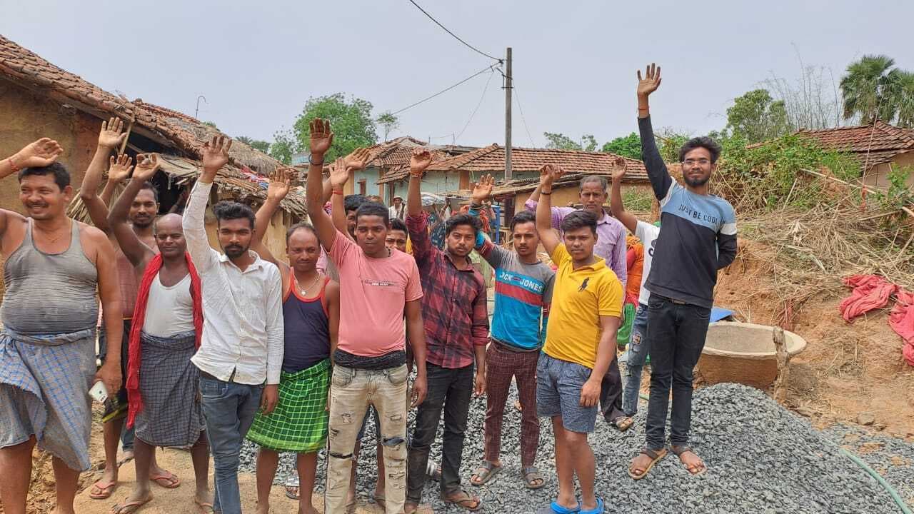ग्रामीणों ने सड़क निर्माण की गुणवत्ता पर उठाये सवाल, बंद कराया कार्य