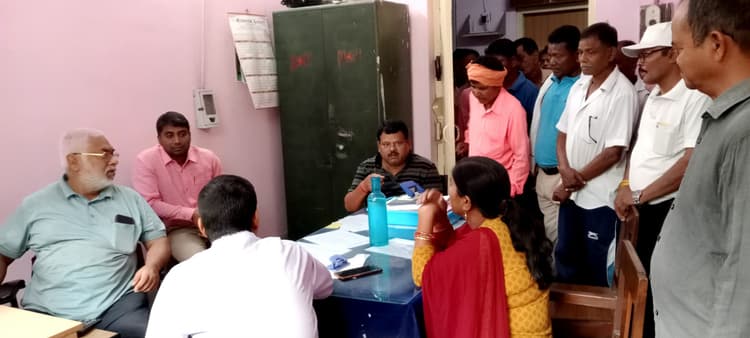 बकाया वेतन को लेकर सप्लाई मजदूरों ने अधिकारियों को घेरा