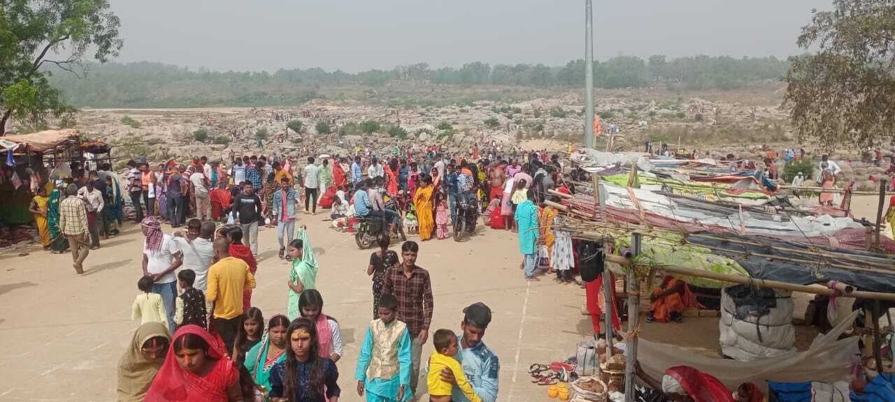 सोमवती अमावस्या में श्रद्धालुओं ने बराकर नदी में किया पवित्र स्नान