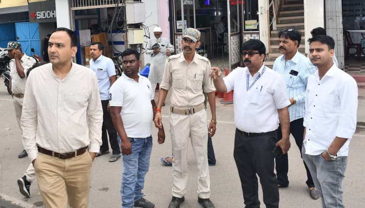 बरामदा घेरा या बैरिकेडिंग की तो चलेगा बुलडोजर