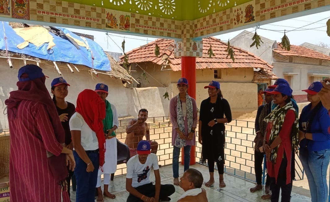 एनएसएस ने बाल विवाह रोकने को लेकर ग्रामीणों को किया जागरूक