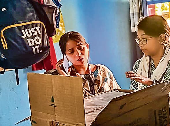 स्टेशन के मिल्क पार्लर संचालक के गोदाम से आठ माह पूर्व एक्सपायर हो चुके 25 कार्टन ओआरएस पैकेट बरामद