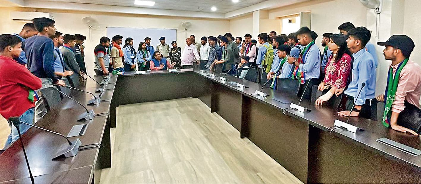 डीएसपीएमयू : परीक्षा विभाग के भवन में आजसू ने तालाबंदी की