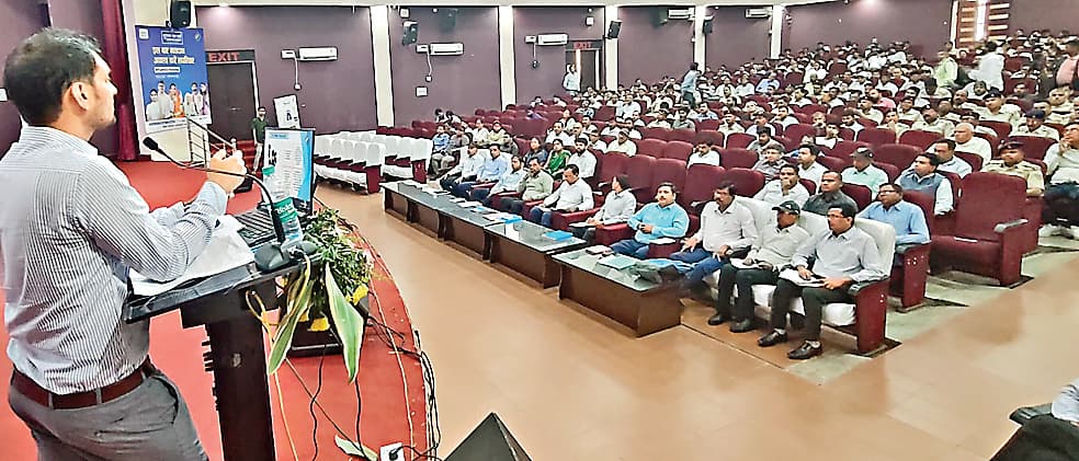 निष्पक्ष चुनाव को लेकर अधिकारियों व कर्मचारियों को दिया गया प्रशिक्षण