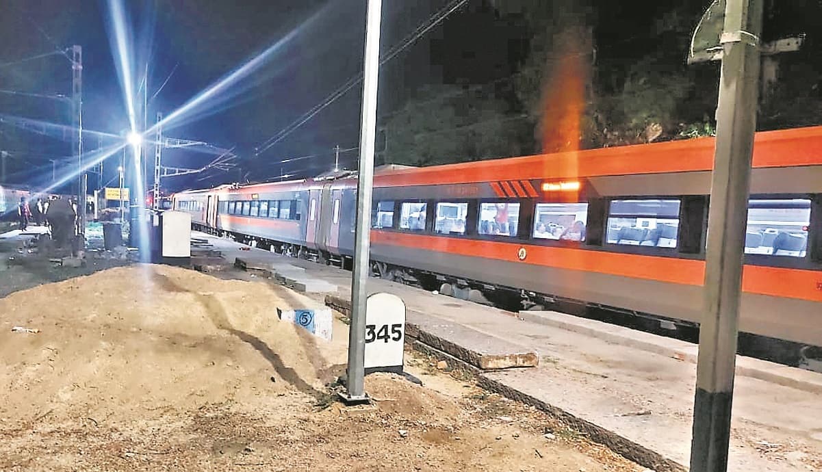 वाराणसी-रांची वंदे भारत एक्सप्रेस ट्रेन के पेंट्रो से निकली चिंगारी, यात्रियों में अफरा-तफरी