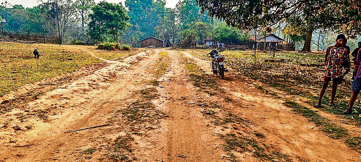 पश्चिमी सिंहभूम : शाम होते ही घरों में कैद हो जाते हैं पुखरीबुरु के लोग