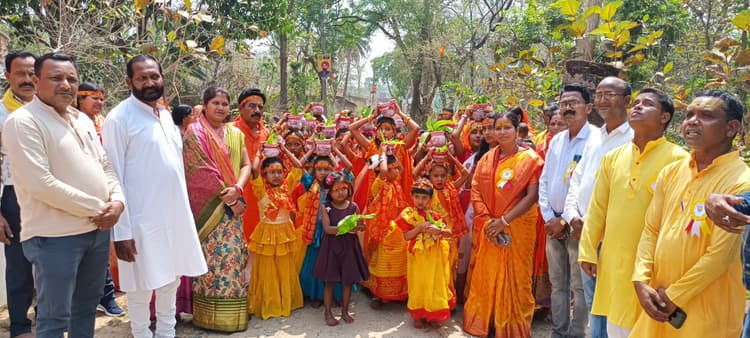 शिवपुर में महायज्ञ को लेकर निकली कलश यात्रा