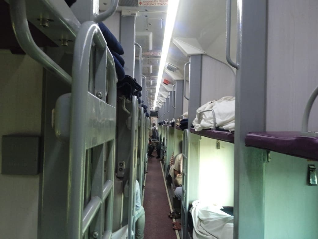 राज्यरानी का एसी चेयर कार फेल, नाराज यात्रियों ने ट्रेन में जताया विरोध