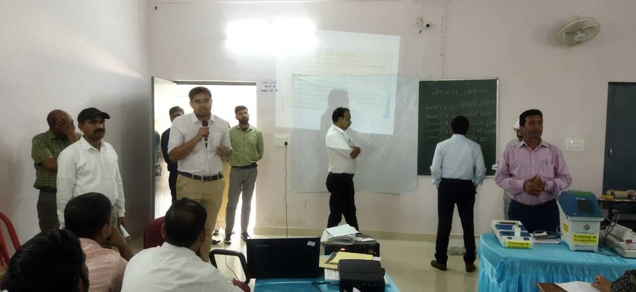 मतदान अधिकारी प्रथम को प्रशिक्षण