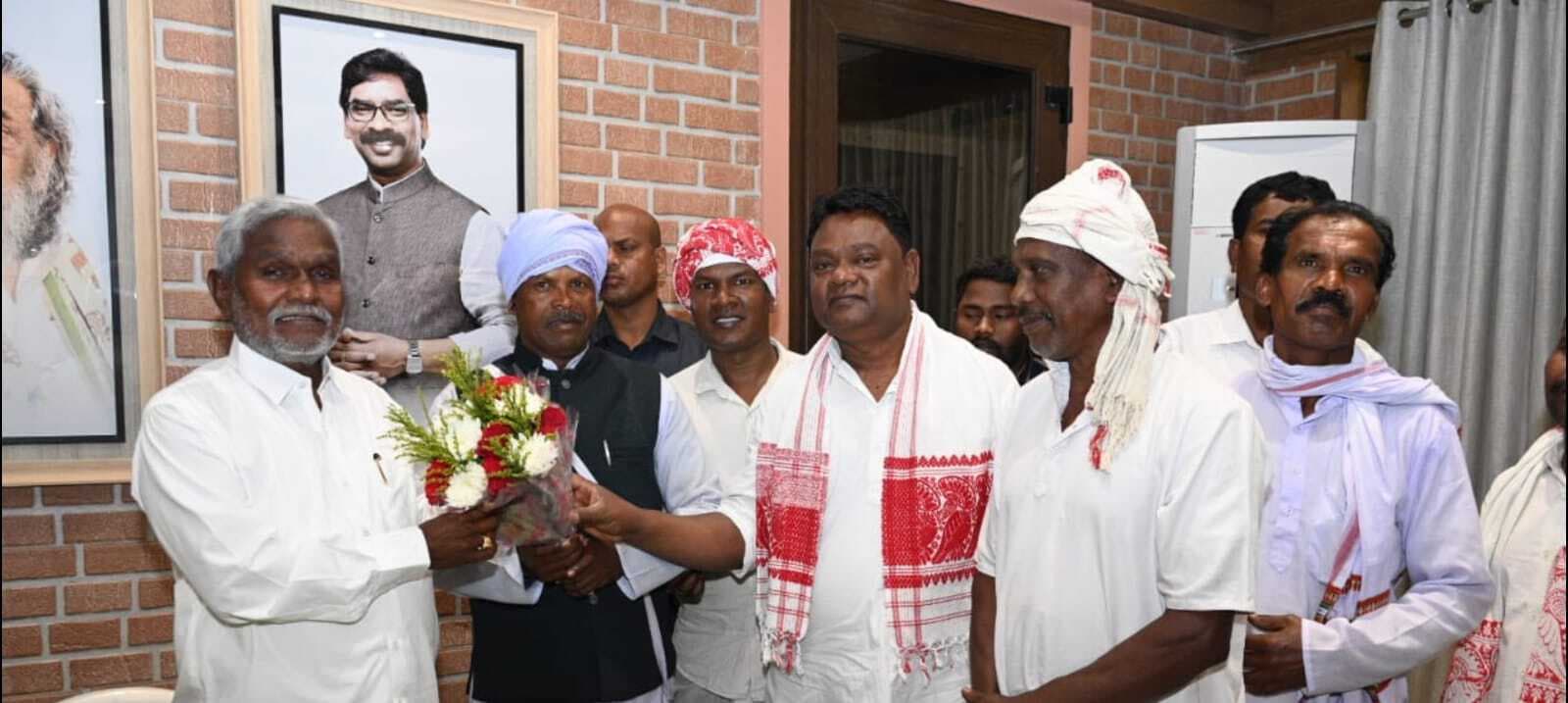 पाहन महासंघ ने मुख्यमंत्री से की मुलाकात, सरहुल में शामिल होने के लिए दिया आमंत्रण