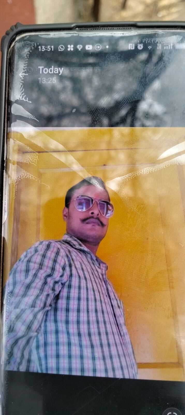 झरिया- जीतपुर निवासी आर्मी जवान की जम्मू-कश्मीर में मौतफोटो-09-झरिया-3-(मृतक आर्मी प्रज्ञानंद का फाइल फोटो )मृतक के पिता व बड़े भाई उधमपुर, जम्मू-कश्मीर रवानाघर के सदस्यों को नहीं दी गयी है घटना की जानकारीजोड़ापोखर. जोड़ापोखर थाना क्षेत्र के जीतपुर पोस्ट ऑफिस के समीप रहनेवाले रिटायर्ड टाटाकर्मी गजेंद्र सिंह के पुत्र आर्मी जवान प्रज्ञानंद सिंह (34) की सोमवार को ड्यूटी के क्रम में जम्मू कश्मीर स्थित उधमपुर आर्मी कैंप में मौत हो गयी. घटना की सूचना उनके घरवालों को अभी नहीं दी गयी है. मृतक जवान प्रज्ञानंद सिंह का शव बुधवार को कोलकाता एयरपोर्ट पहुंचेगा. वहां से वाहन से जीतपुर स्थित घर लाया जायेगा. फिलहाल मौत के कारण का पता नहीं चल पाया है. वर्ष 2012 में आर्मी में लगी थी नौकरी : मृतक के भाई मनोज सिंह ने बताया कि वर्ष 2012 में प्रज्ञानंद सिंह की आर्मी में नौकरी लगी थी. वर्ष 2020 में उसकी शादी समस्तीपुर में हुई थी. घर में मां सुनैना देवी, मृतक की पत्नी निक्कू देवी व एक साल का एक बेटा अयांश है. मृतक तीन भाइयों में सबसे छोटा था. बड़े भाई पुष्प नारायण सिंह पंजाब के अंबाला में आर्मी पदस्थापित हैं. मंझला भाई मनोज कुमार सिंह इसीएल के मुगमा एरिया में कार्यरत है. सूचना पाकर मृत जवान के पिता गजेंद्र सिंह व बड़े भाई पुष्प नारायण सिंह उधमपुर रवाना हो गये हैं. दो माह पूर्व आया था घर : लोगों ने बताया कि सोमवार की देर शाम उनके पिता गजेंद्र सिंह के मोबाइल पर आर्मी के अधिकारी का फोन आया था, जिसमें बेटे प्रज्ञानंद सिंह की मौत की सूचना दी. बड़े भाई पुष्प नारायण सिंह उधमपुर पहुंच कर घटना की जानकारी ले रहे हैं. मंझला भाई मनोज कुमार सिंह जीतपुर में परिजनों के साथ हैं. प्रज्ञानंद सिंह मिलनसार व्यक्ति था. जब भी वह छुट्टी पर घर आते थे, तो सभी से मिलते थे. दो माह पहले वह छुट्टी पर घर आया था. घटना से मुहल्लेवासी मर्माहत हैं.