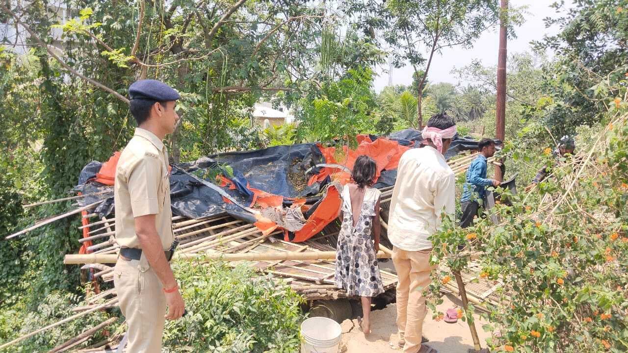 रेल लाइन किनारे बनीं झोपड़ियों को आरपीएफ ने तोड़ा