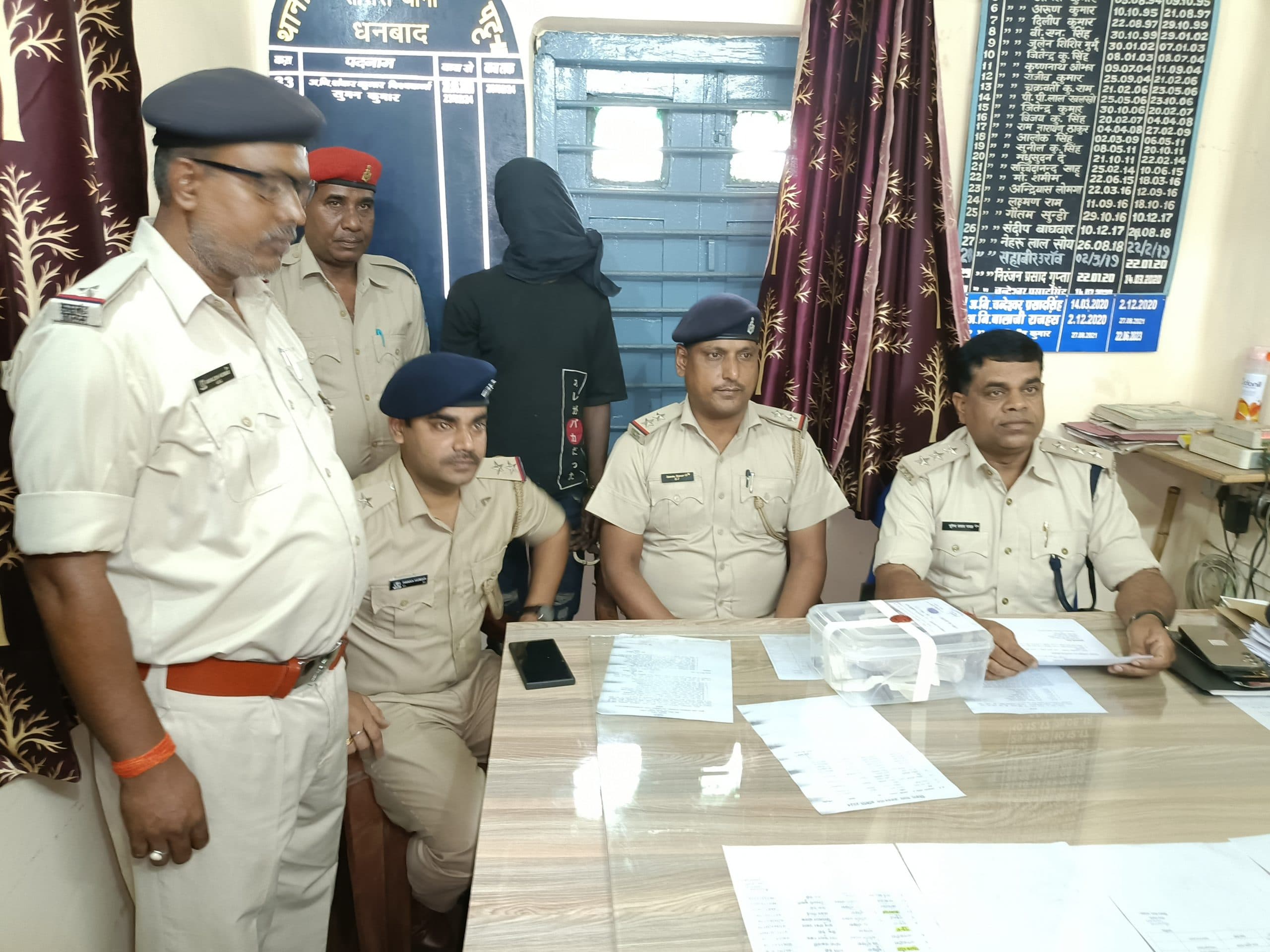 मोहरीबांध में कट्टा व जिंदा कारतूस के साथ वांटेड पकड़ाया, दो फरार