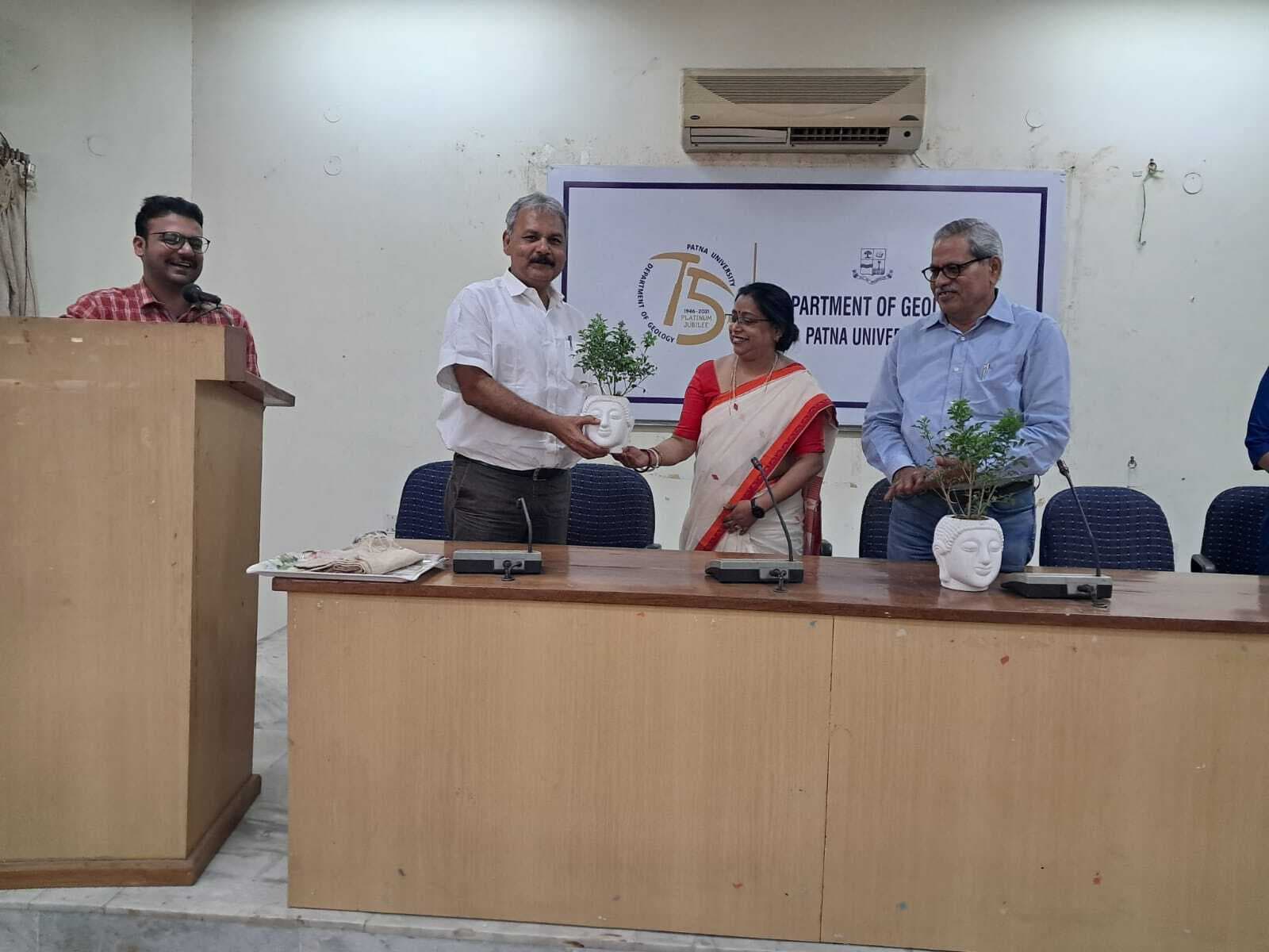 कैंपस : विद्यार्थियों जलवायु परिवर्तन और कृत्रिम डैम की की मिली जानकारी