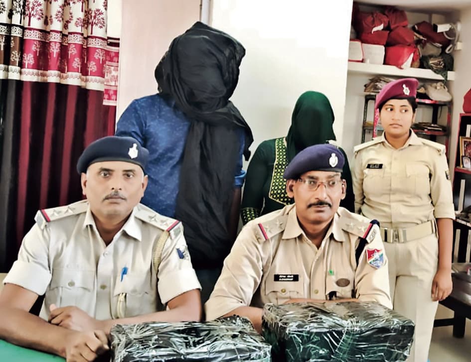 बक्सर स्टेशन से एक लाख की गांजा समेत दो तस्कर गिरफ्तार