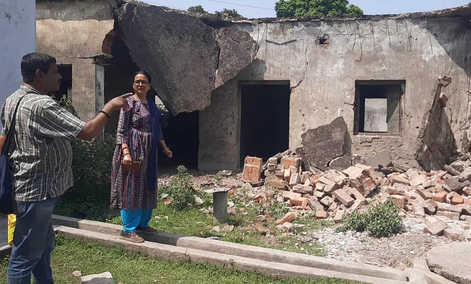 एग्यारकुंड : जर्जर पुराने स्कूल भवन की छत गिरी, बच्चे बचे