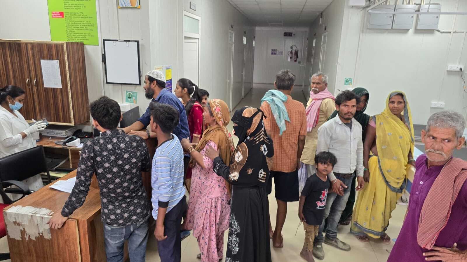 इमरजेंसी वार्ड में डॉक्टर नहीं, भड़के मरीज के परिजन