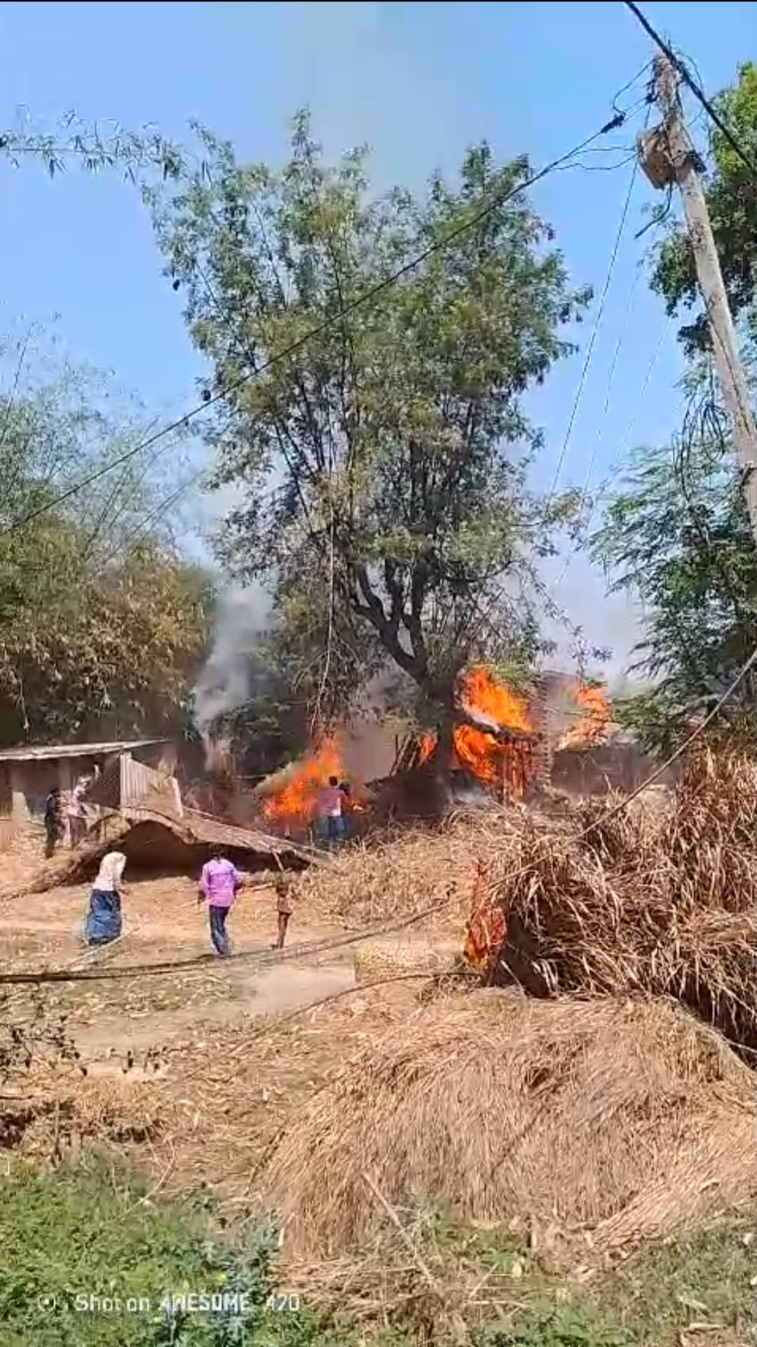 मोतिहारी के टिकुलिया पंचायत में आग से धू-धूकर जला घर