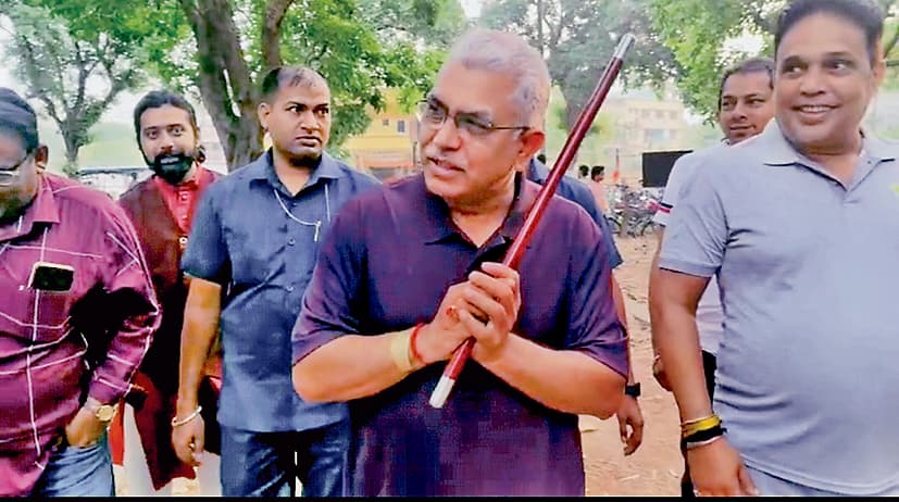 दिलीप घोष ने हाथों में डंडा लेकर किया चुनाव प्रचार