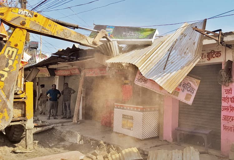 हाजीपुर शहर में अतिक्रमणकारियों के खिलाफ चला नगर परिषद प्रशासन का बुलडोजर, मचा हड़कंप