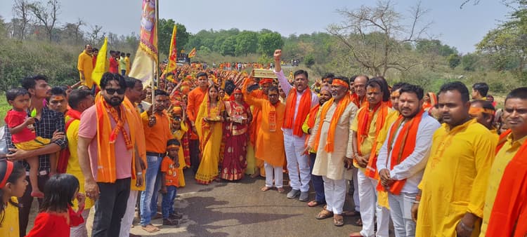 कलश यात्रा के साथ बाराडीह में श्री विष्णु महायज्ञ शुरू