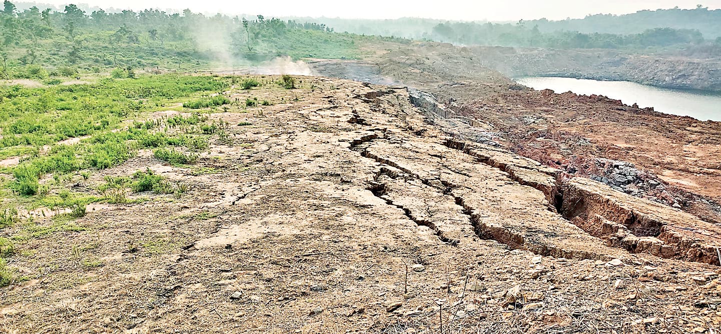 बंद भूमिगत खदान में आग, कभी भी जमींदोज हो सकती है बस्ती