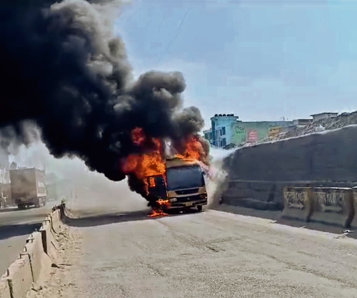 बीच सड़क पर धू-धू कर जली निजी स्कूल की बस, 22 बच्चे बाल-बाल बचे