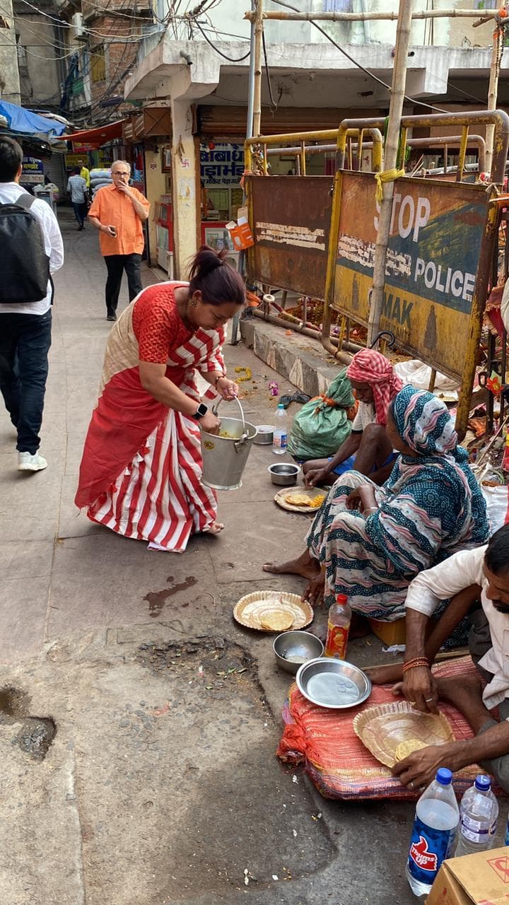 डोनेट फॉर पुअर ट्रस्ट ने गरीबों को कराया भोजन