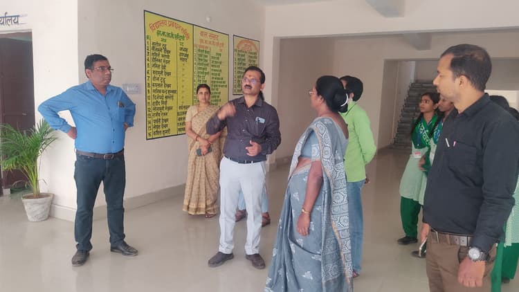 करोड़ों की लागत से निर्मित स्कूल भवन की स्थिति देख दंग रह गयी टीम