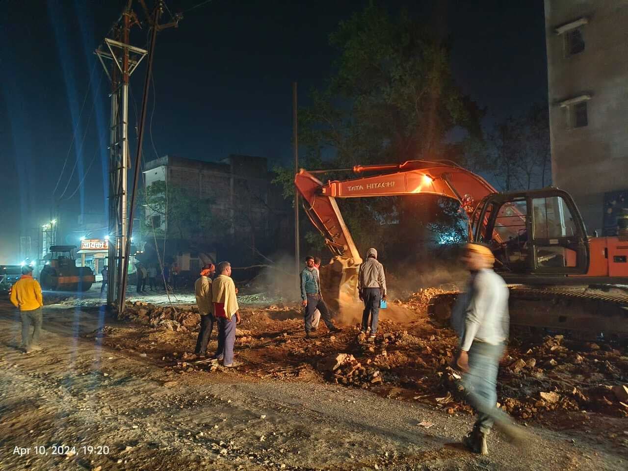 सर्विस लेन निर्माण को लेकर चला प्रशासन का बुलडोजर