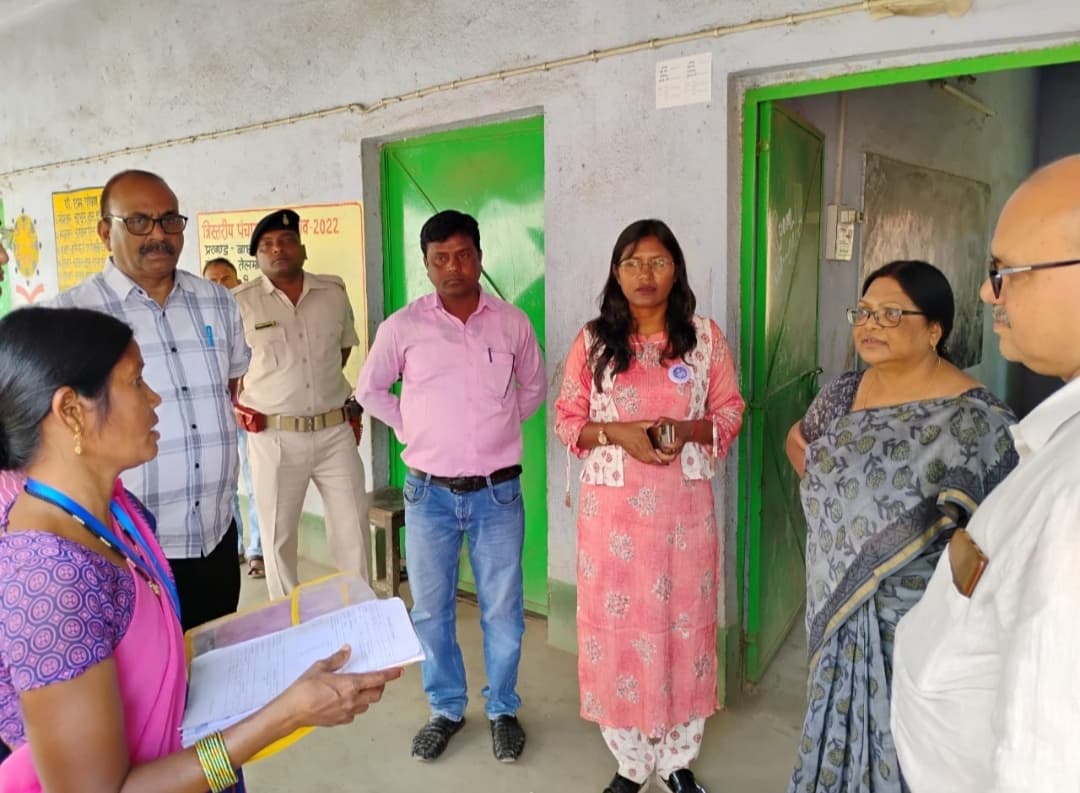 आयुक्त ने बाघमारा व टुंडी विस क्षेत्र के बूथों की स्थिति का लिया जायजा