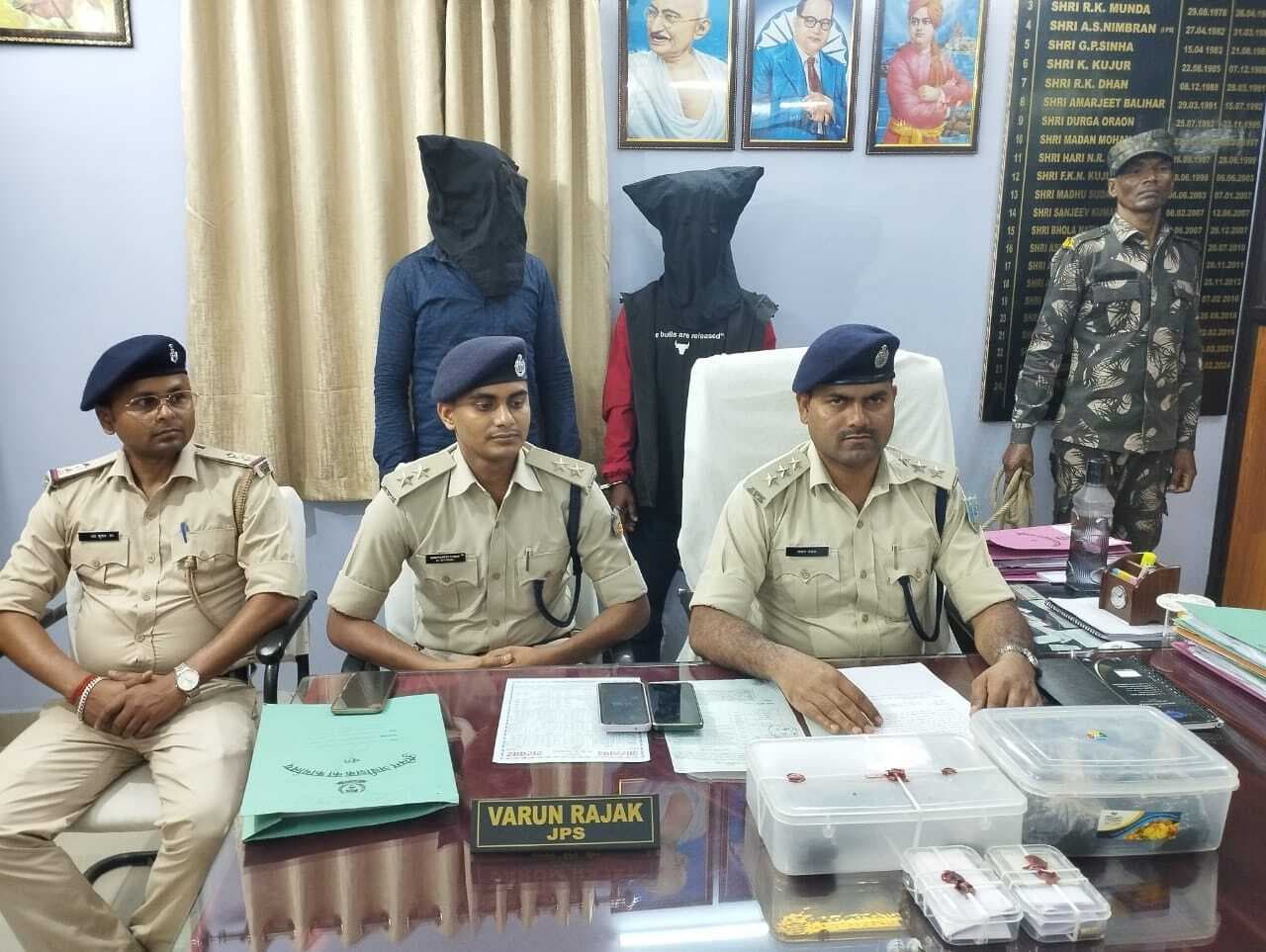 खूंटी से पीएलएफआइ के 2 सदस्य गिरफ्तार, एरिया कमांडर लंबू उर्फ राडूंग बोदरा के लिए करते थे काम