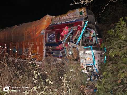 अनियंत्रित होकर ट्रक गड्ढे में गिरा, चालक गंभीर रूप से घायल