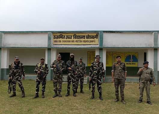 सुरक्षा को लेकर मंडरो के कई बूथों का थाना प्रभारी ने किया निरीक्षण