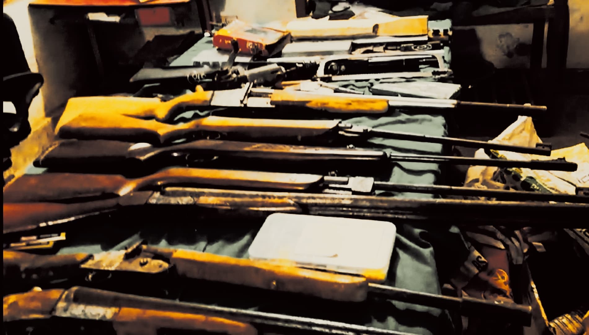 भारी मात्रा में निर्मित व अर्धनिर्मित हथियार सहित बम बनाने वाला उपकरण बरामद