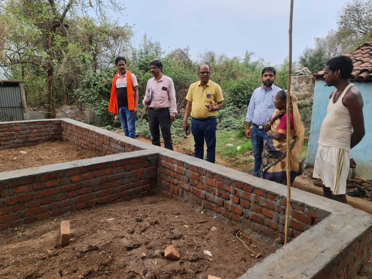 बलियापुर बीडीओ ने 13 पंचायत सेवकों से मांगा स्पष्टीकरण