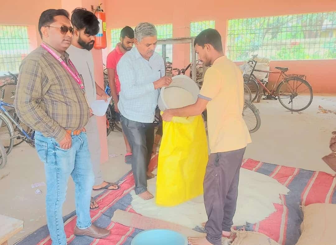 Bhagalpur News : वेलफेयर हॉस्टल के स्टूडेंट्स के बीच खाद्यान्न वितरित