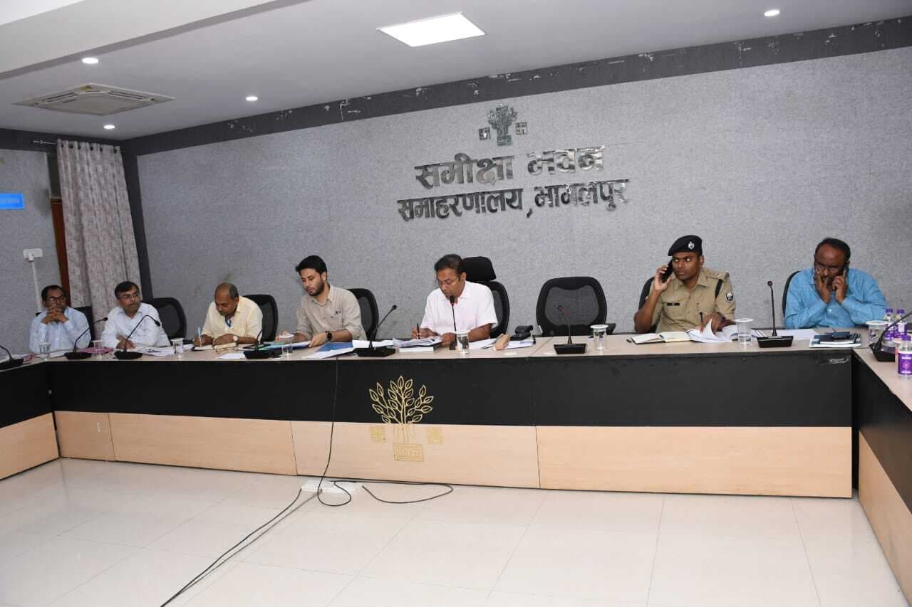 Bhagalpur News : आज तक पूरा कर लें वोटर कार्ड का वितरण : डीएम