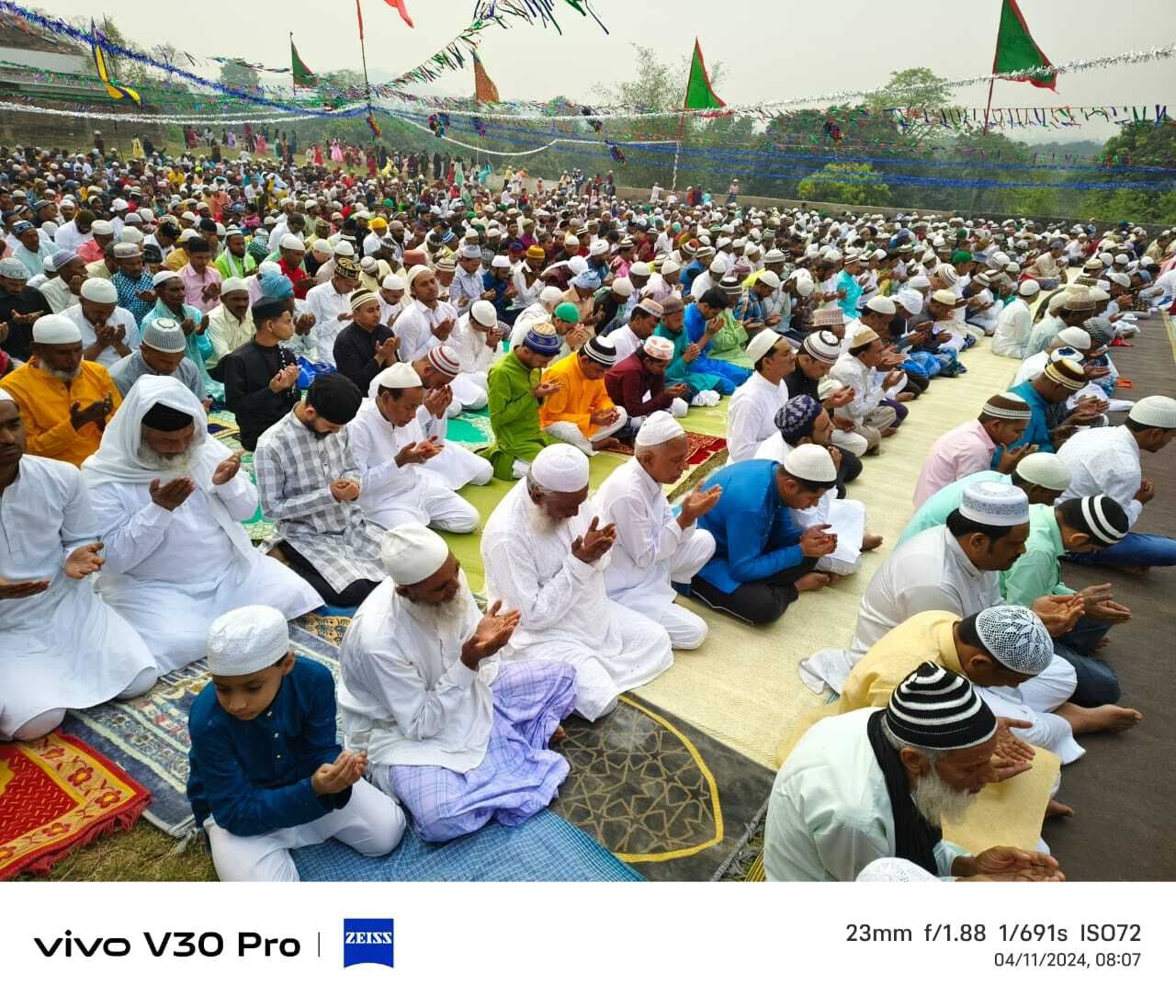 पीरपैंती के ईदगाहों पर धूमधाम से मनायी गयी ईद