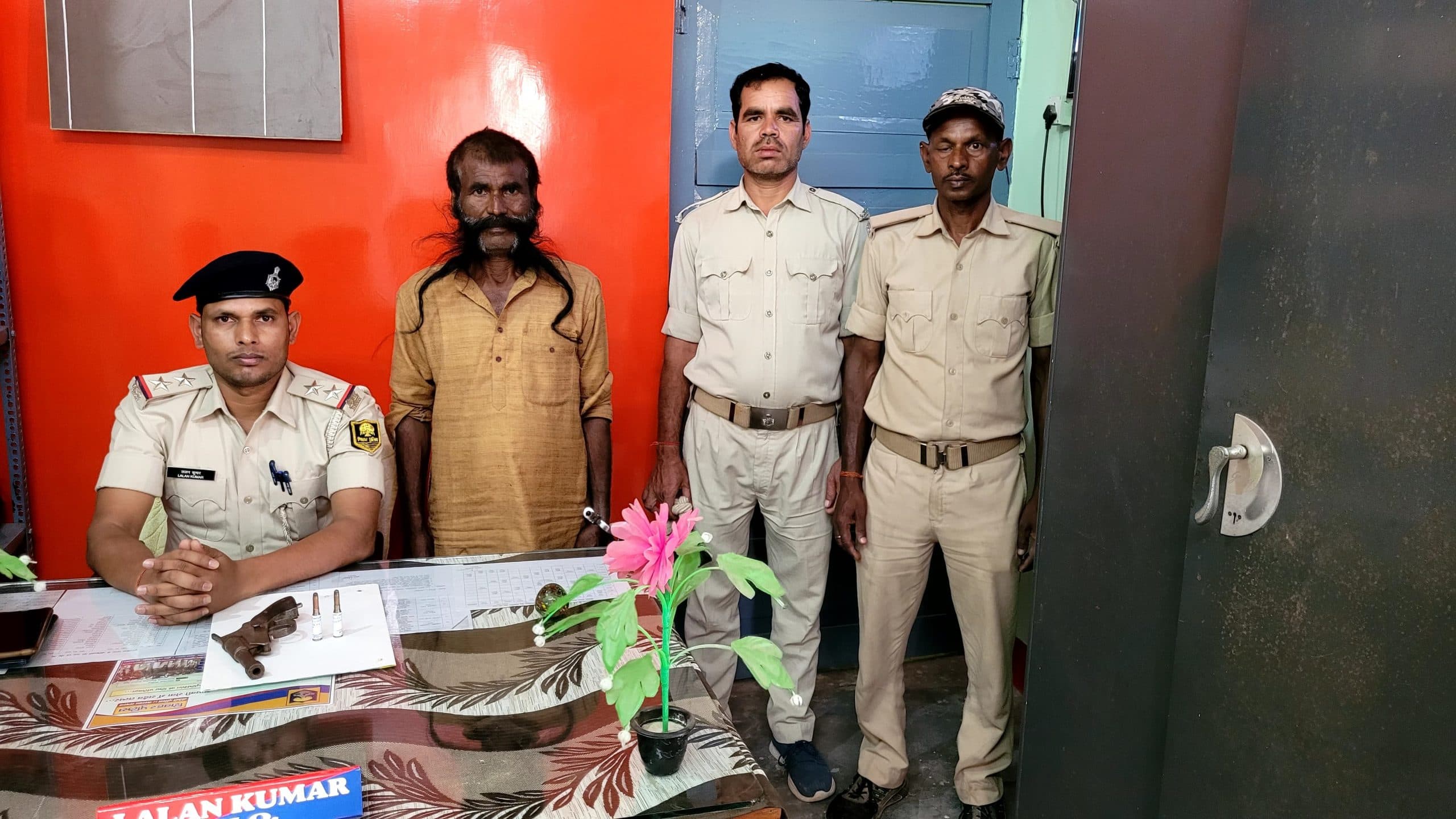 कट्टा व कारतूस के साथ अभियुक्त गिरफ्तार