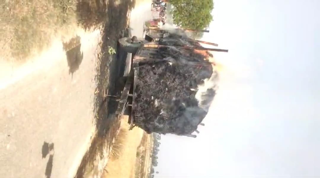 शॉट सर्किट से लगी आग, धू-धू कर जला गेहूं लदा ट्रैक्टर टेलर