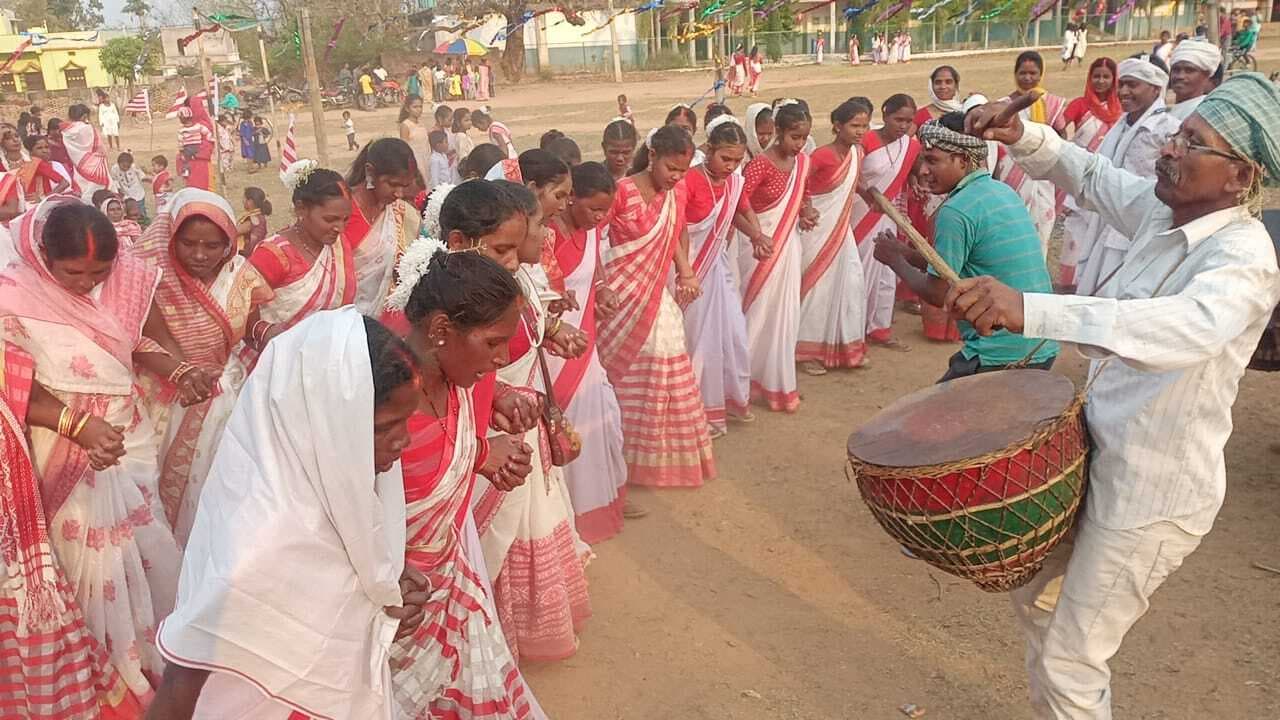 हेसालौंग में सरहुल शोभायात्रा में उमड़े लोग