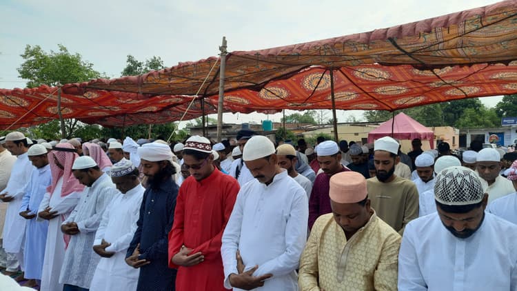 सजदा में झुके सिर, हर्षोल्लास मनी ईद