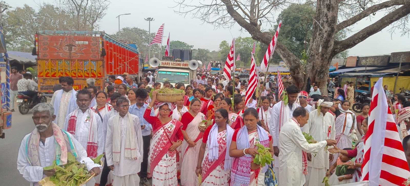 सरहुल शोभायात्रा में उमड़े लोग